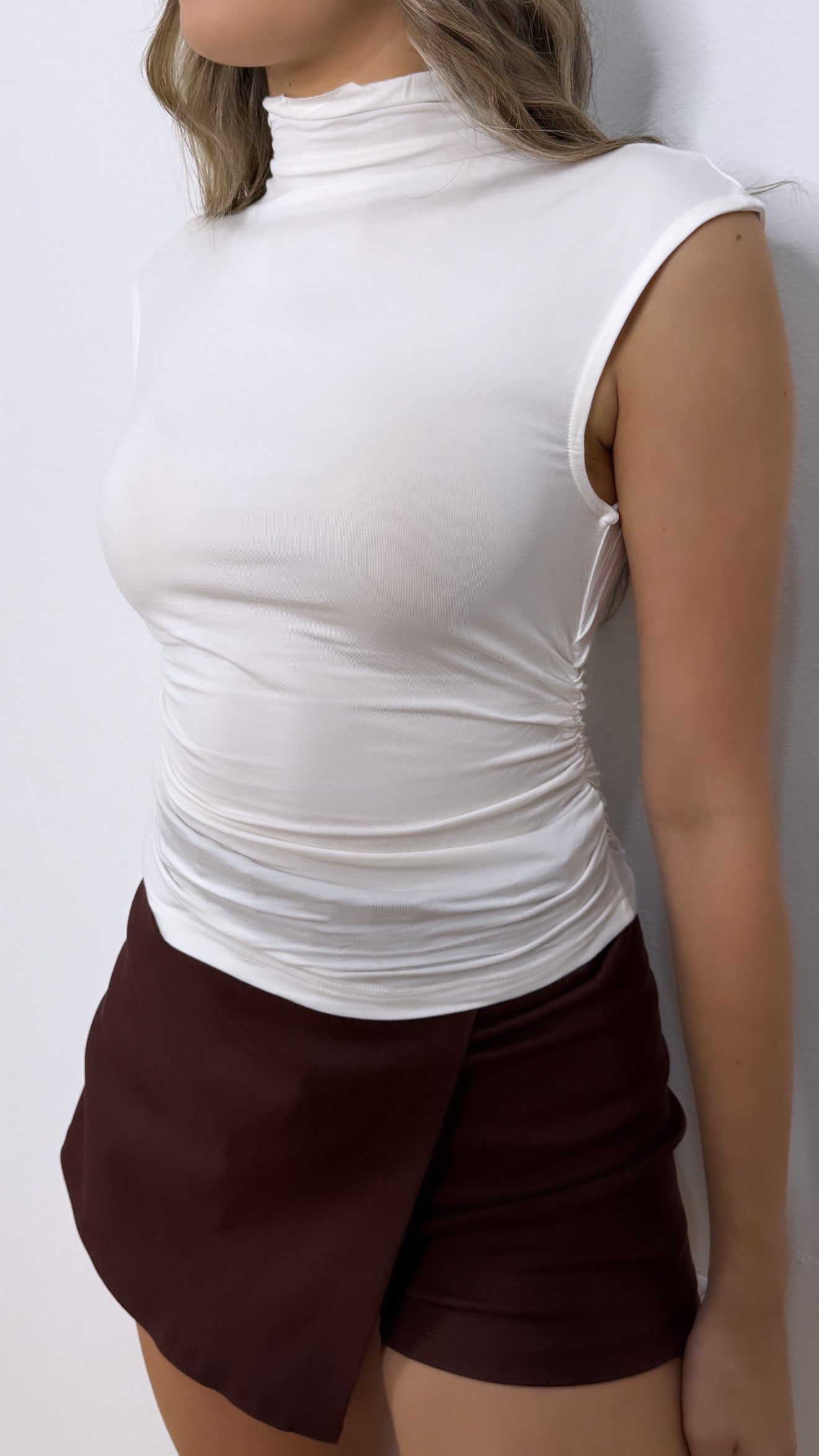 BASIC WHITE